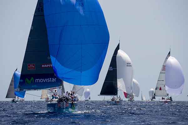 El barco gallego "Movistar" durante una de las salidas de hoy en la bahía de Palma